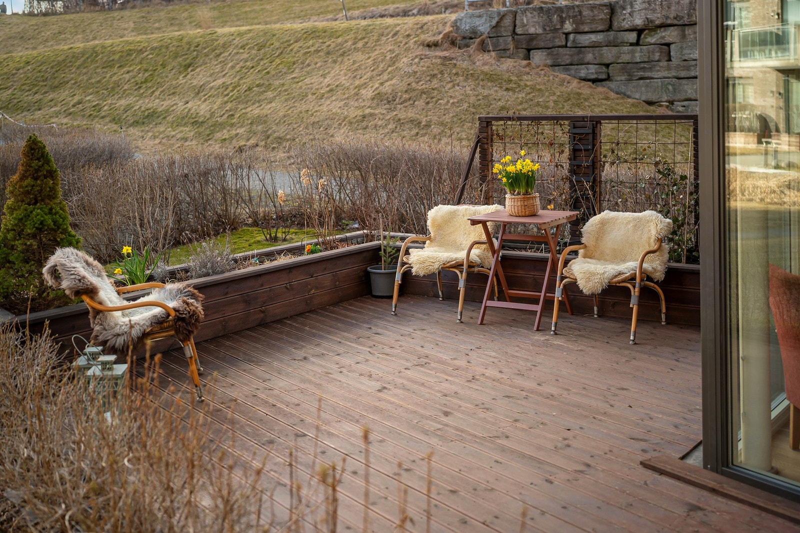 Her er det rikelig med plass til utemøblement og grillutstyr. Galleribilde