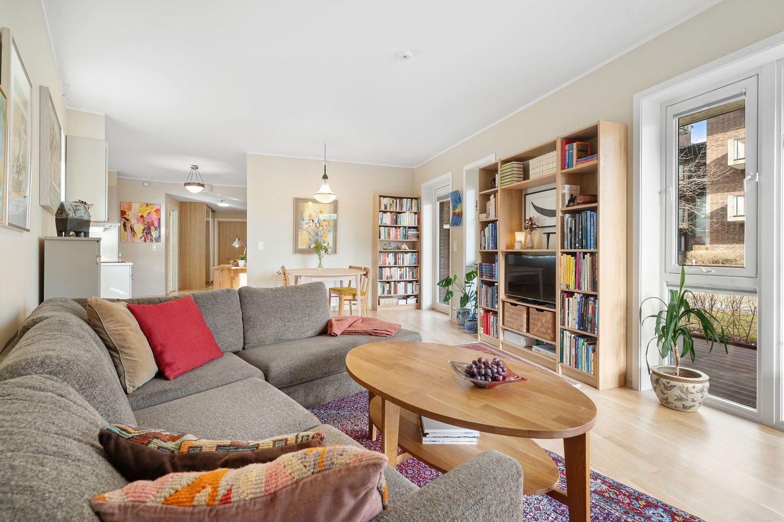 Leiligheten har en åpen løsning mellom kjøkken og stue på ca. 36 kvadratmeter. Galleribilde