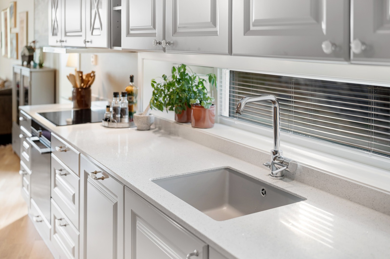 Kjøkkenet har automatisk lekkasjestopper med gulvføler under kjøkkenbenken. Galleribilde