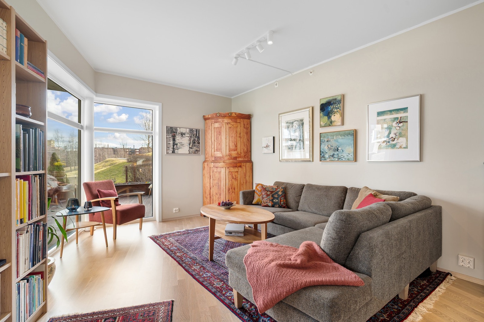 Grunnet beliggenheten på hjørnet av bygget og de ekstra store vindusflatene, oppleves leiligheten som både lys og luftig. Galleribilde