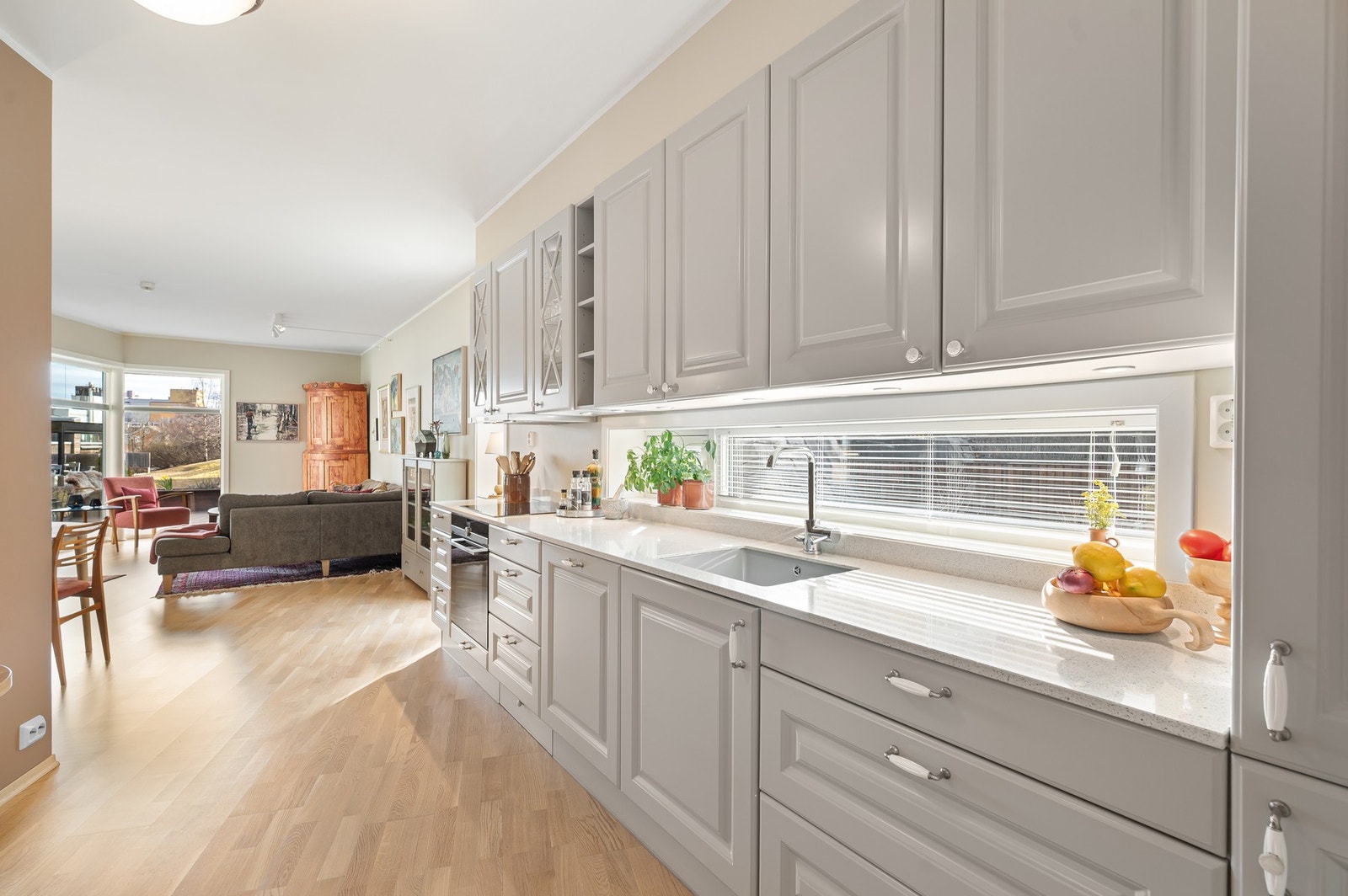 Her er det integrerte hvitevarer som stekeovn, kjøle/fryseskap og oppvaskmaskin. Galleribilde