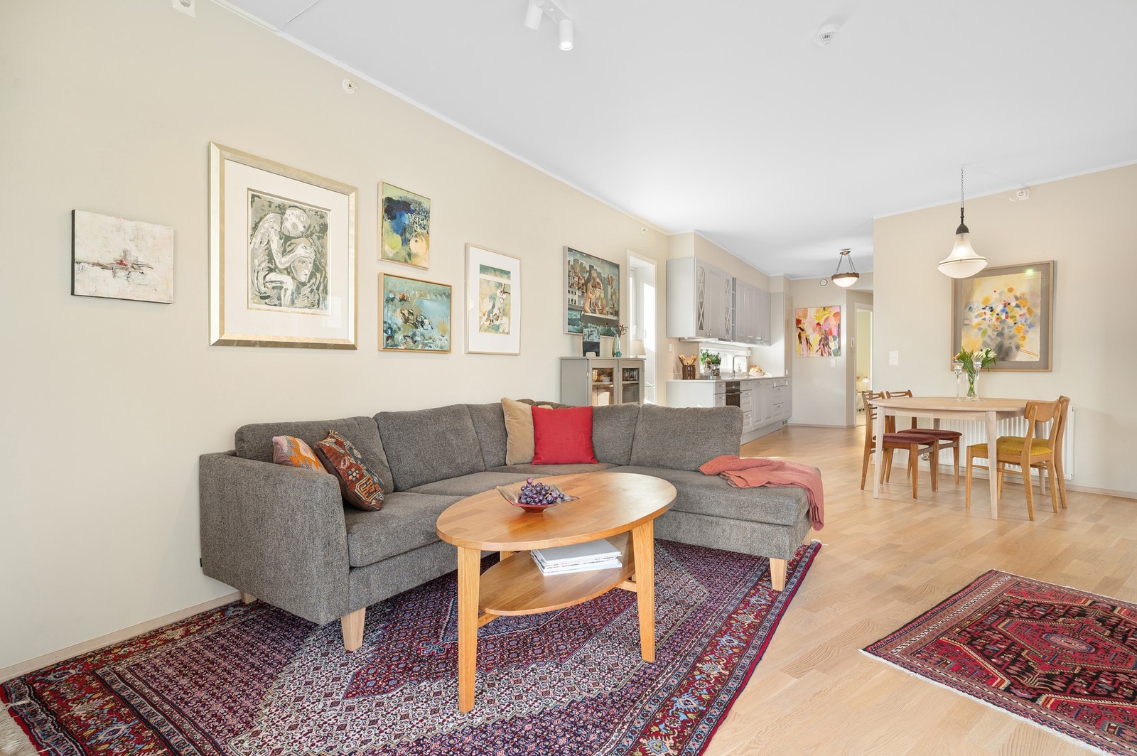 Hele leiligheten med unntak av baderommet har 3-stavs parkett på gulv. Galleribilde