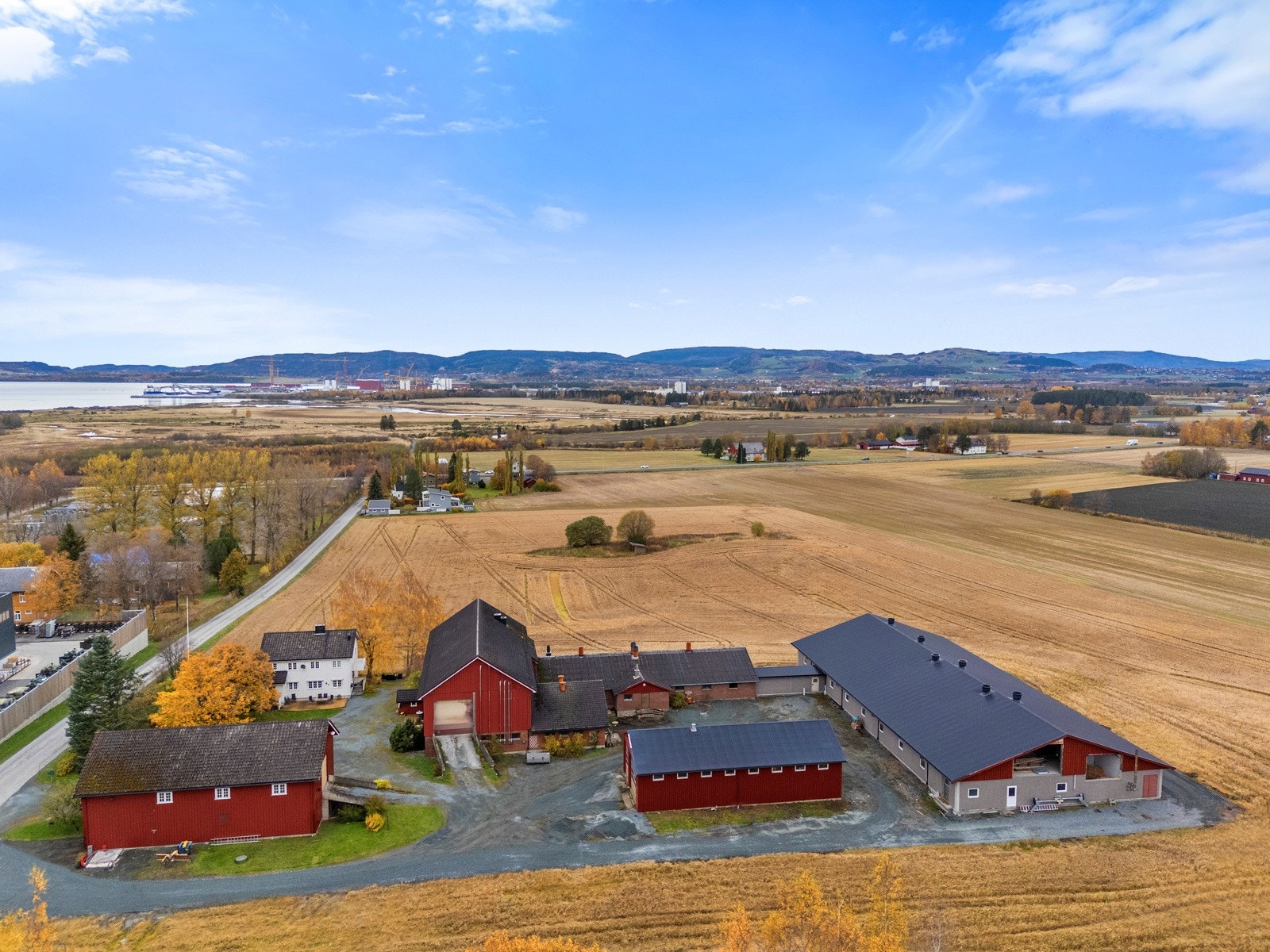 Det er etablert korn- og grisproduksjon på eiendommen. Husdyrhold ble avsluttet i 2025 og det er klart for nytt innsett. Fjøs er ferdig vasket, men må desinfiseres før innsett av SPF-gris. Galleribilde