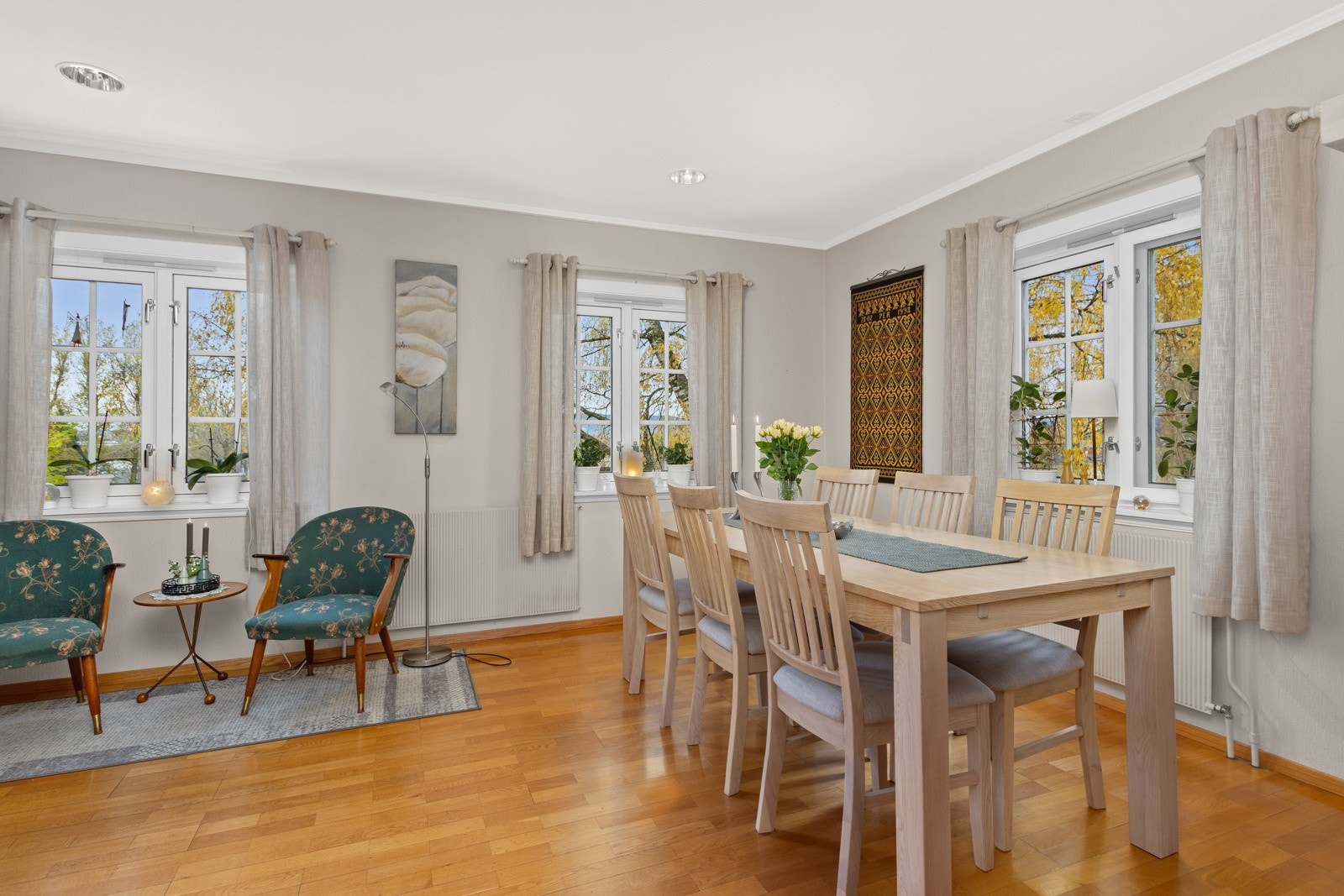 Stue- og spisestueløsning med store vindusflater i hoveddelen. Galleribilde