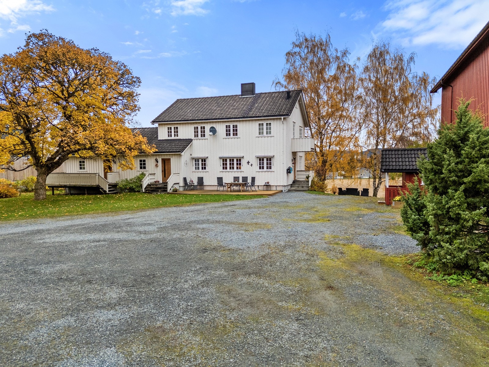 Bolighuset er benyttet som to enheter, en hovedenhet og en kårenhet. I hovedenhet er det 2 bad, vaskerom, stue, kjøkken, 4 soverom og kjellerstue. Kårenhet innehar stue, kjøkken, bad, vaskerom, WC, kjellerstue og disp. rom som benyttes til soverom. Galleribilde
