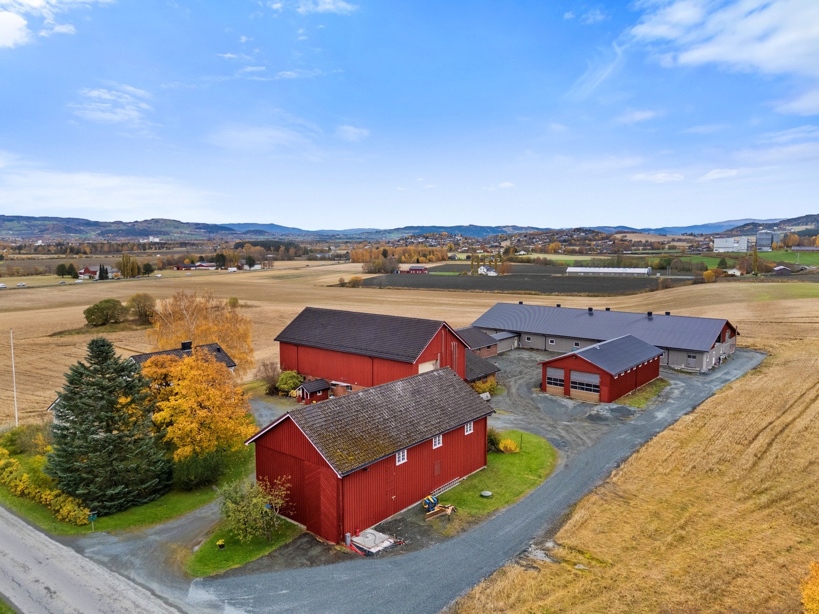 Eiendommen leier i dag ca. 54 mål dyrket mark med korn og 15 mål med grasproduksjon like ved gården. Gjelder tom. 2027 med muligheter for forlengelse. Dette er ikke inkludert i oppgitt areal. Galleribilde