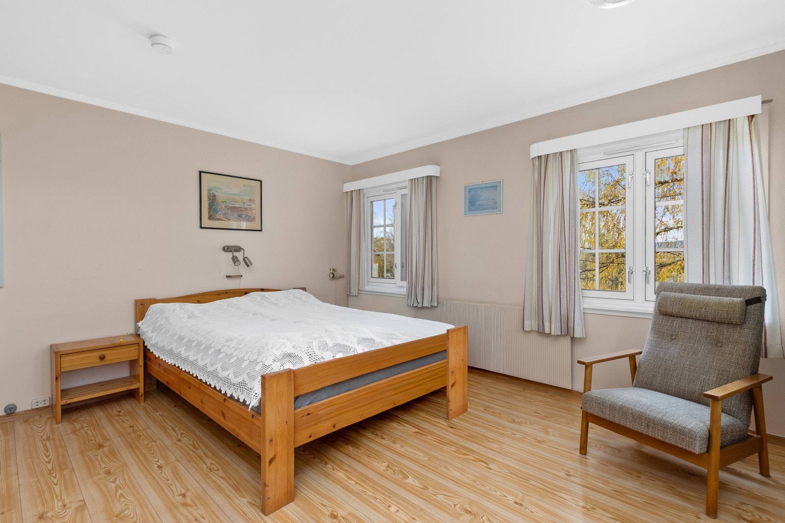 Meget romslig hovedsoverom med nydelig utsikt. Galleribilde