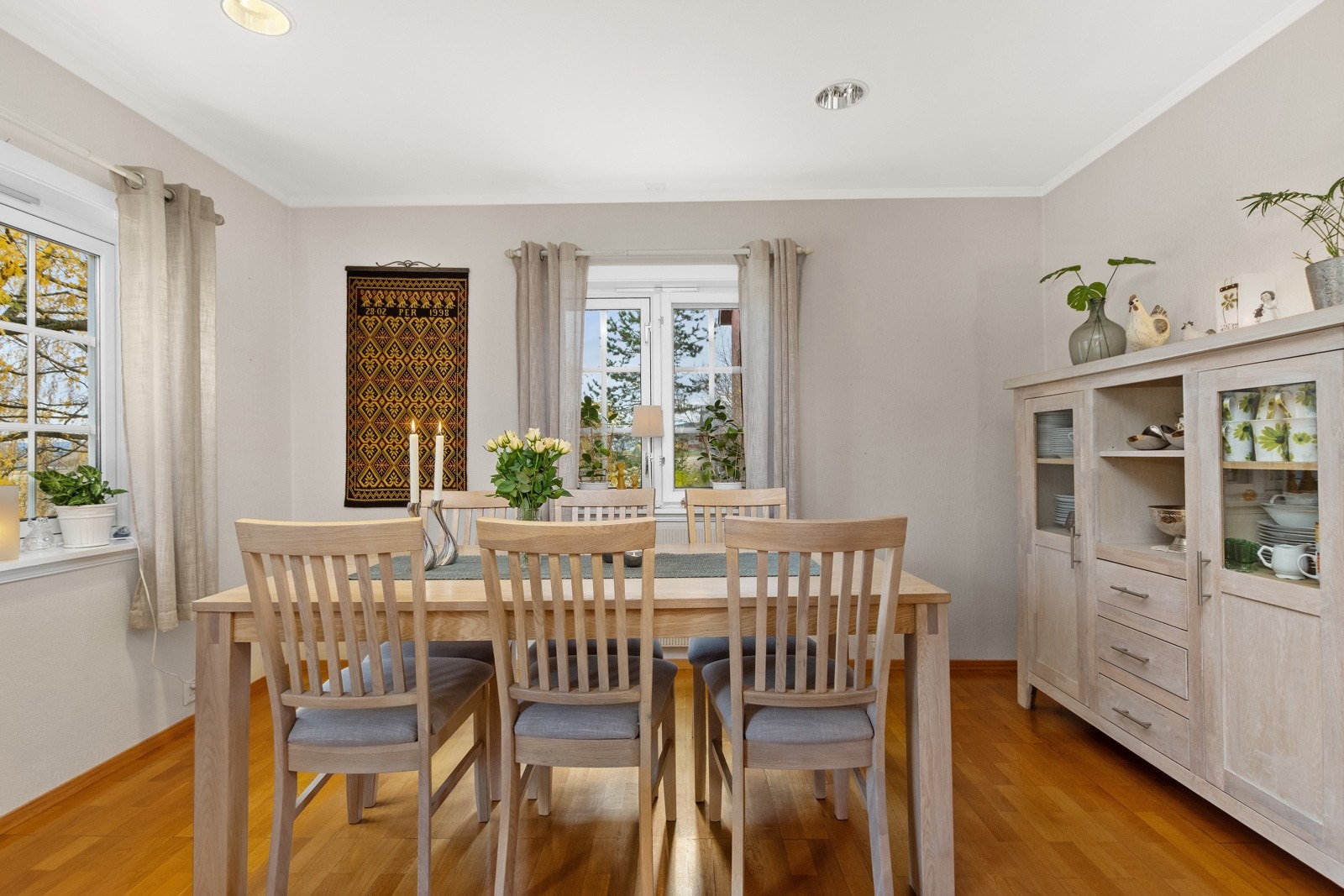 Det er etabler flisfyring i 2019 som varmer opp fjøs og bolig. Dette gir effektiv og kostnadsbesparende oppvarming/varmtvann. Elektriske varmekabler på bad. Galleribilde