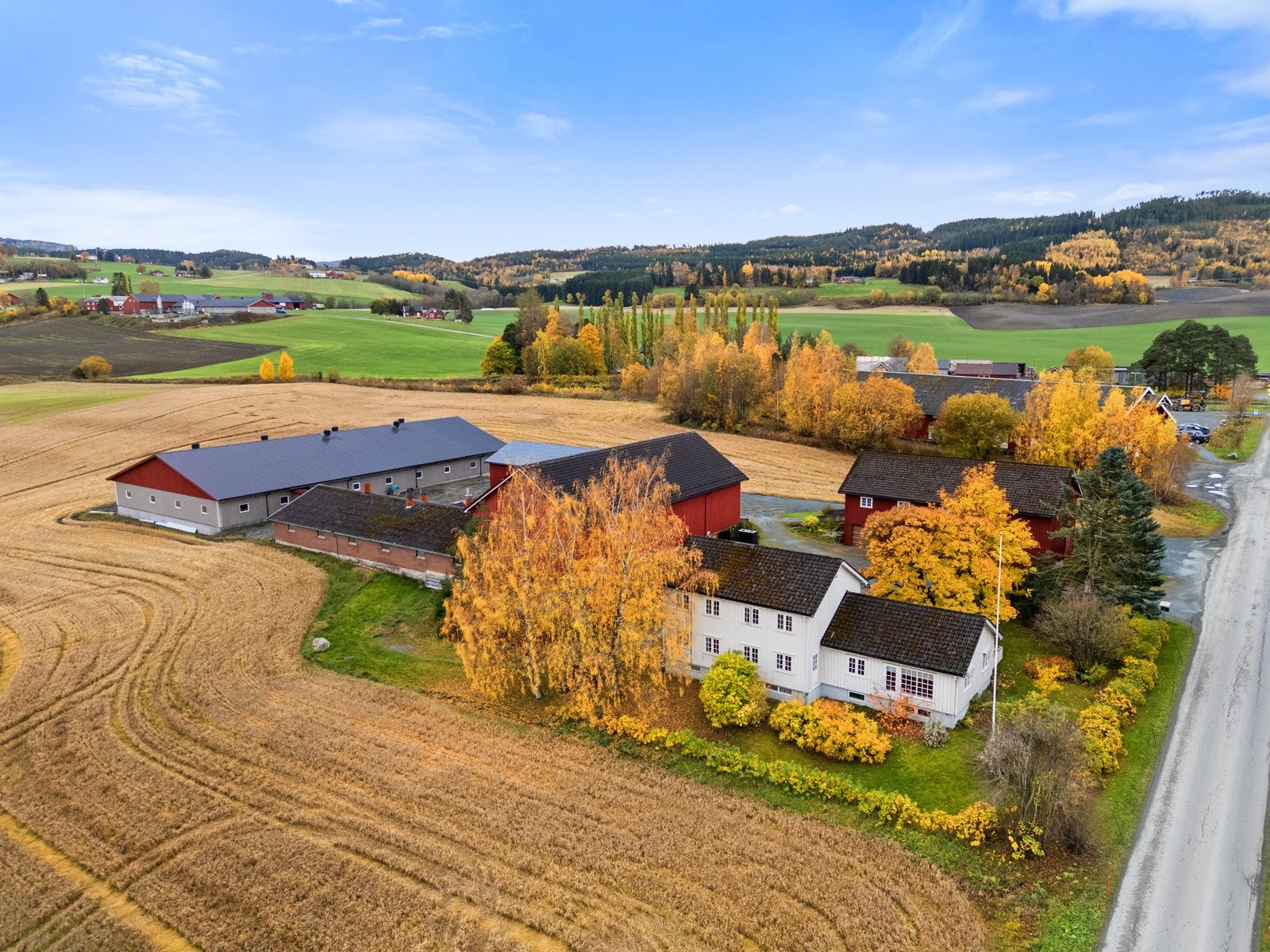 Velkommen på visning til Rinden lille - En flott oppgradert landbrukseiendom med 135 dekar dyrket mark og totalt 250 dekar. Galleribilde