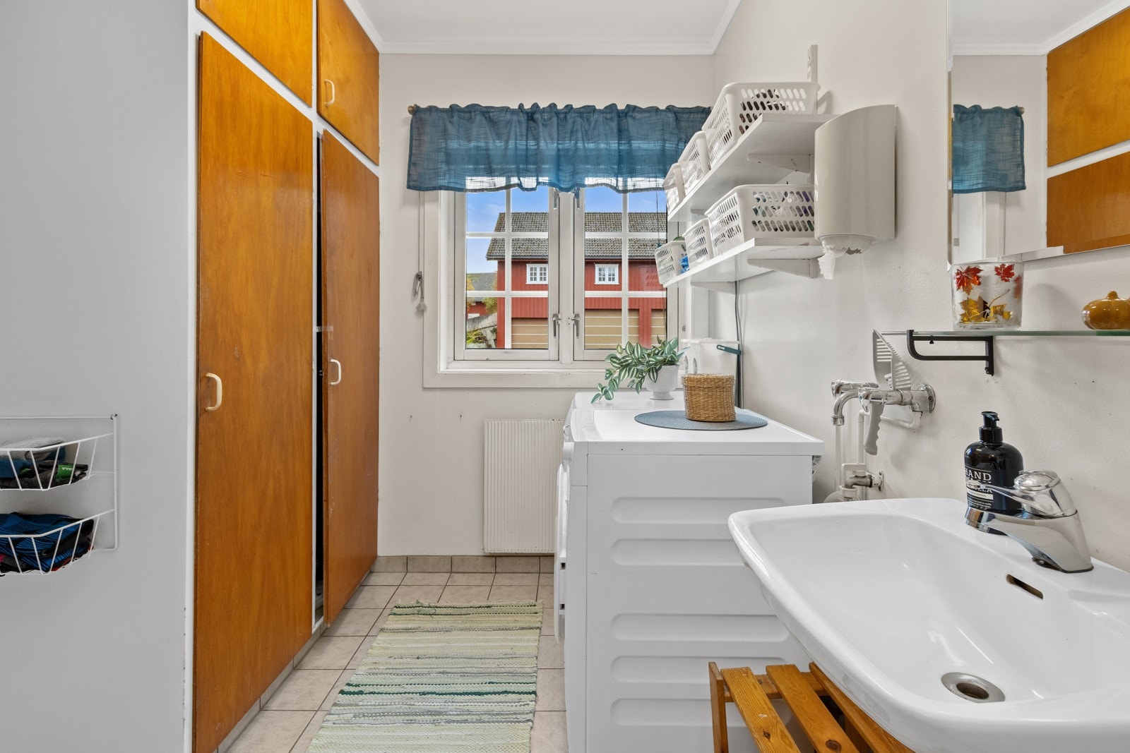 Vaskerom med praktisk beliggenhet like ved kjøkkeninngang. Galleribilde