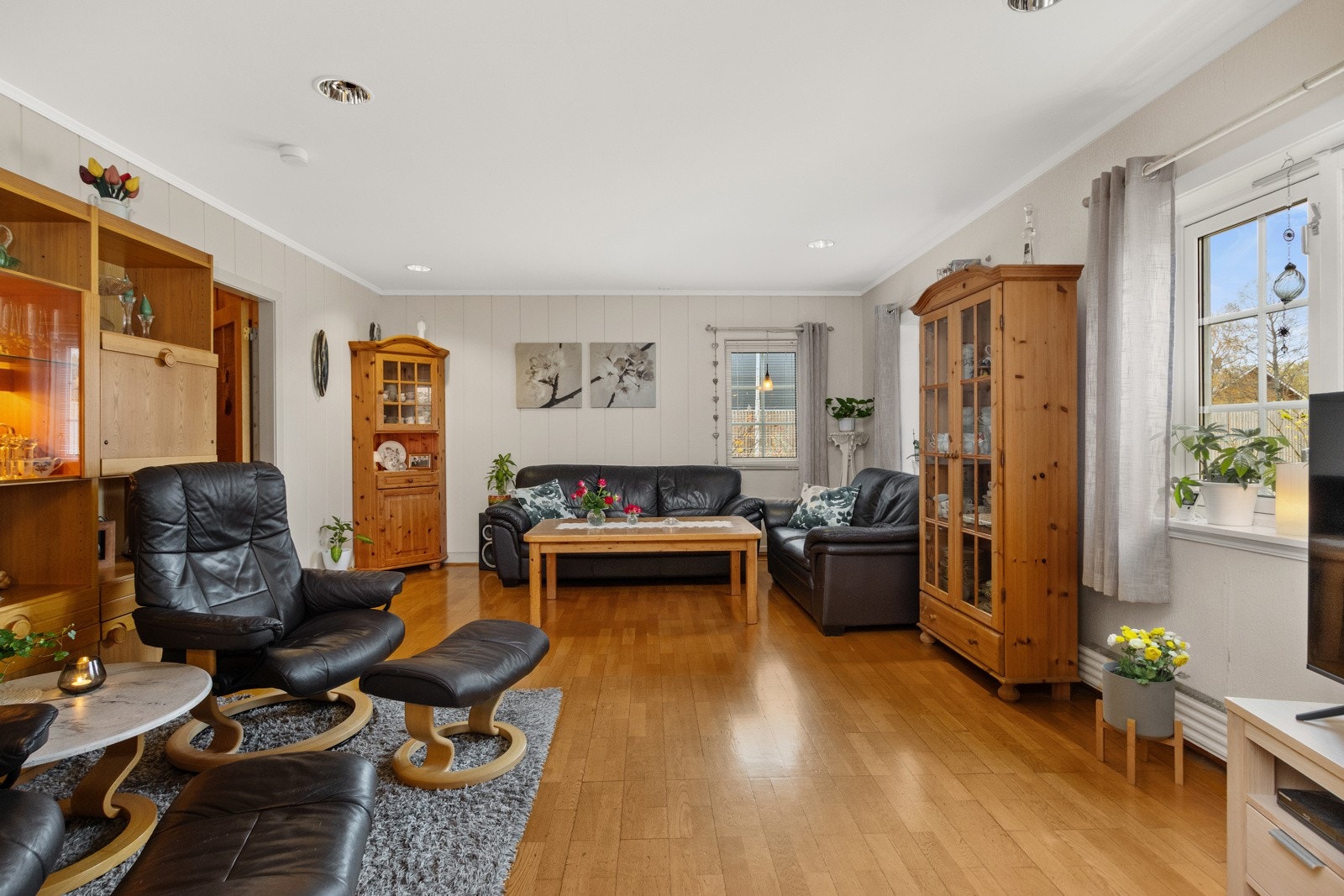 Kårenhet/utleiedel har mulighet til å dele av stue til soverom om man ønsker godkjent soverom på hovedplan. Mulighet for å dele av kontorløsning ved entré til eget rom. Galleribilde