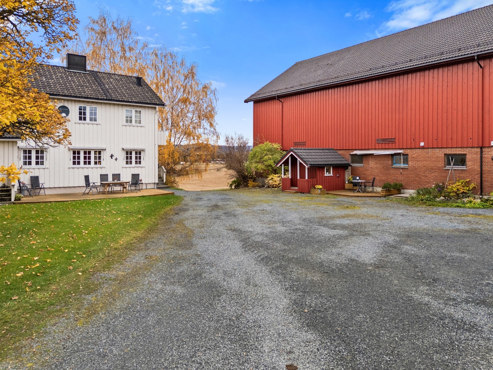 Eiendommen består av bolighus, driftsbygning for gris(modernisert og påbygd i 2017), redskapshus med verksted, låve/korntøke, maskinparkering og garasjer. Galleribilde