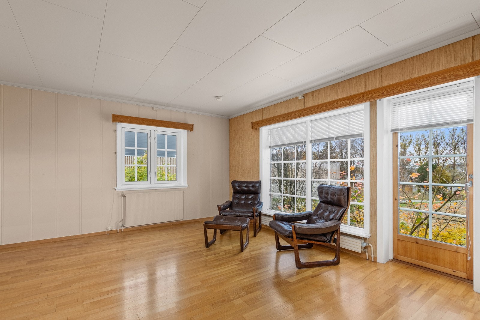 Store vindusflater med flott utsikt fra utleiedel. Galleribilde