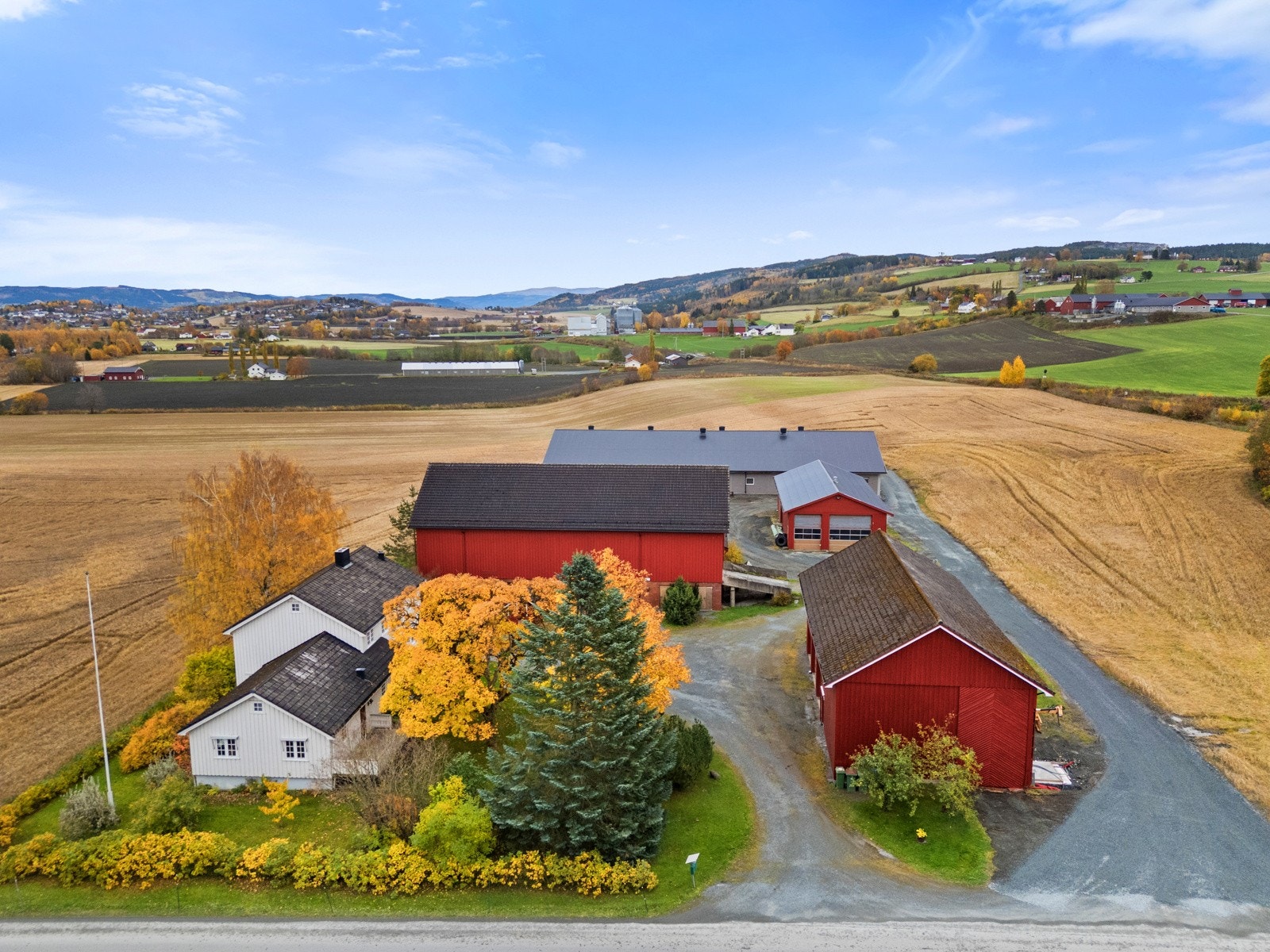 Eiendommen ligger flott til i landlige omgivelser, likevel er det enkel adkomst med kun minutters kjøring til både Levanger og Verdal sentrum. Galleribilde