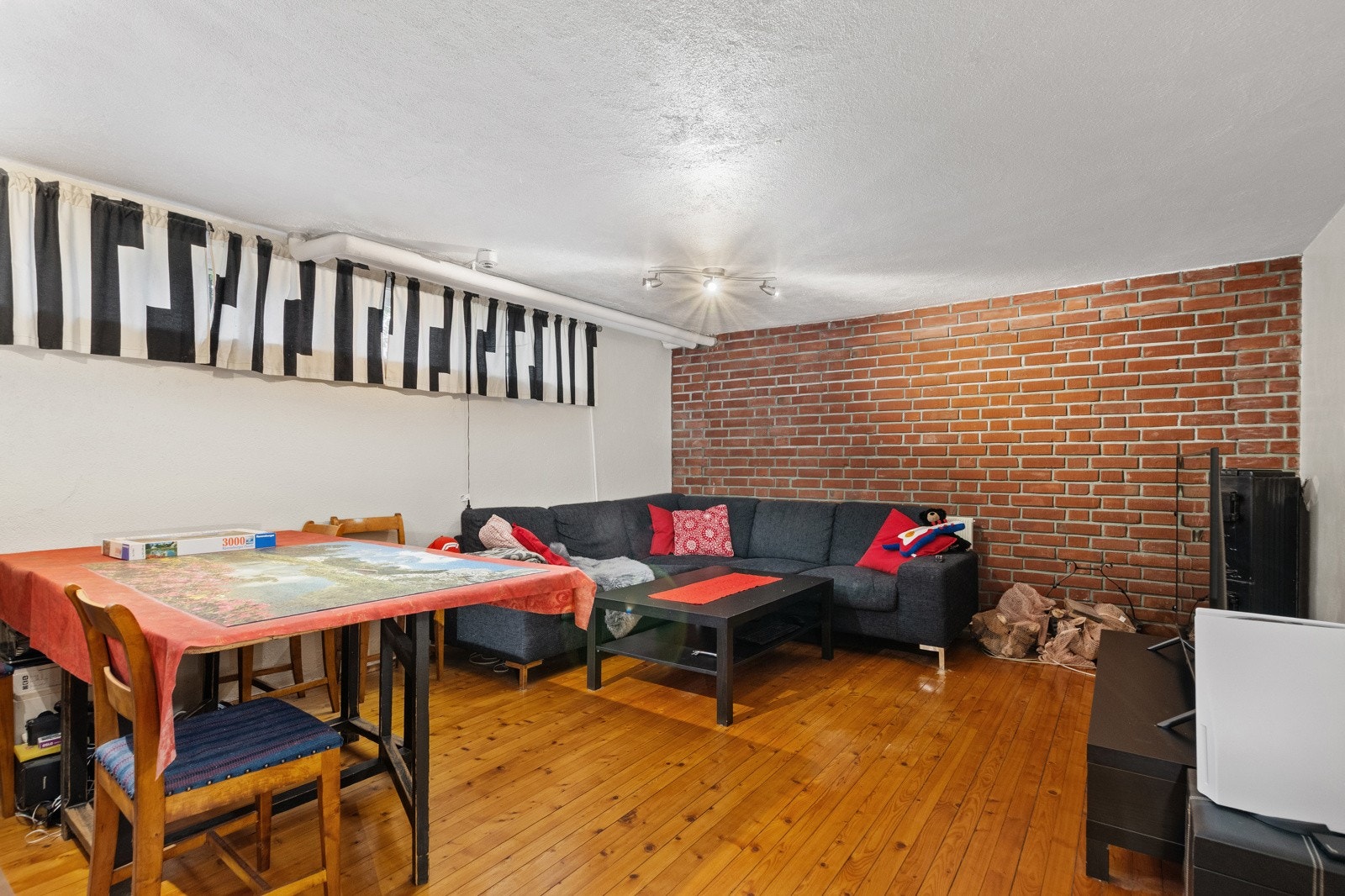 Svært praktisk og romslig kjellerstue i hoveddel. Denne er mye benyttet både av barn og voksne. Galleribilde