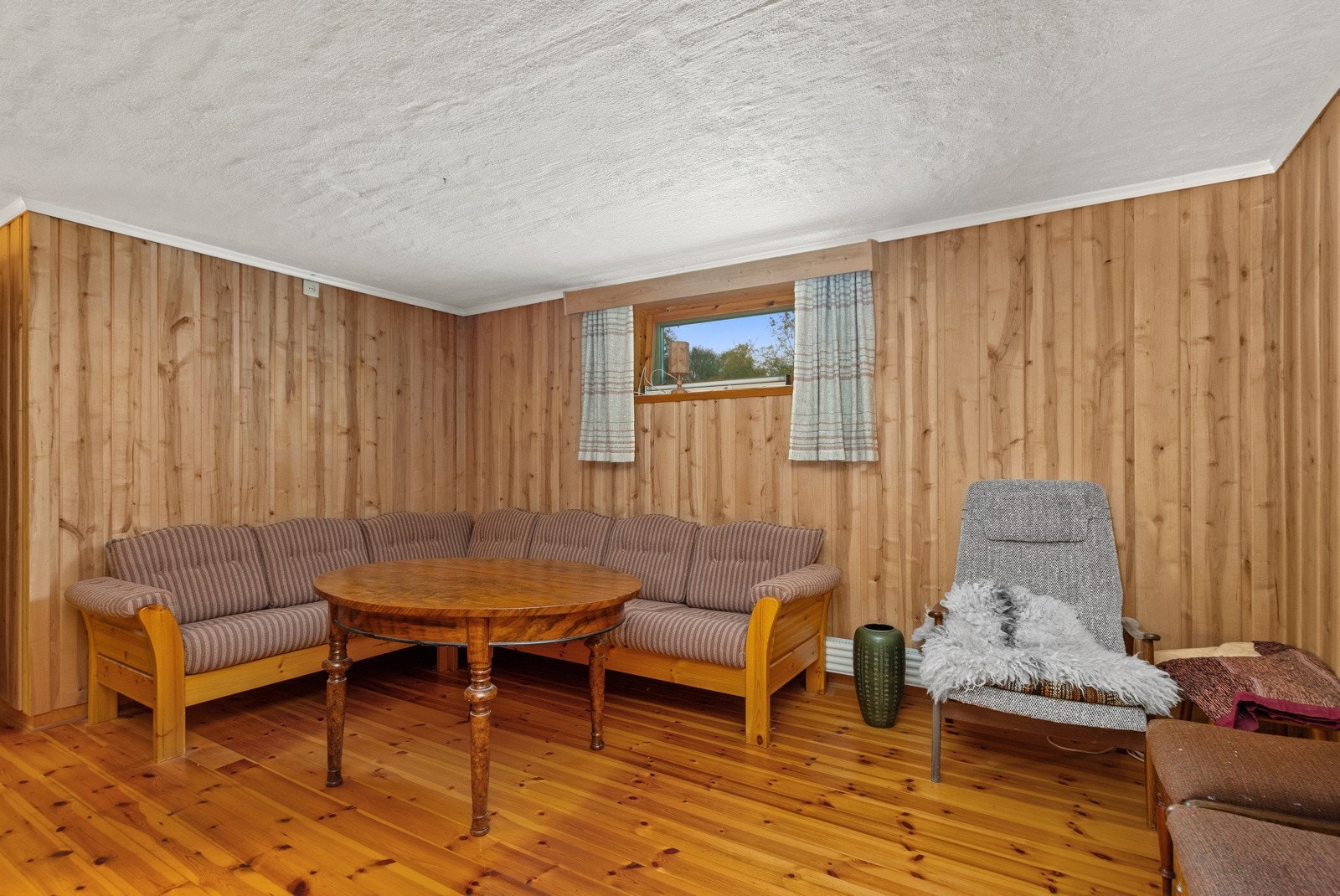 Praktisk og romslig kjellerstue/soverom i kårbolig/utleiedel. Galleribilde