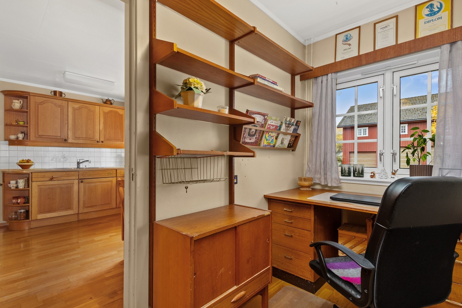 Kontor i tilknytning til kjøkken. Kan være muligheter for endring av planløsning ved evt. oppgradering. Galleribilde