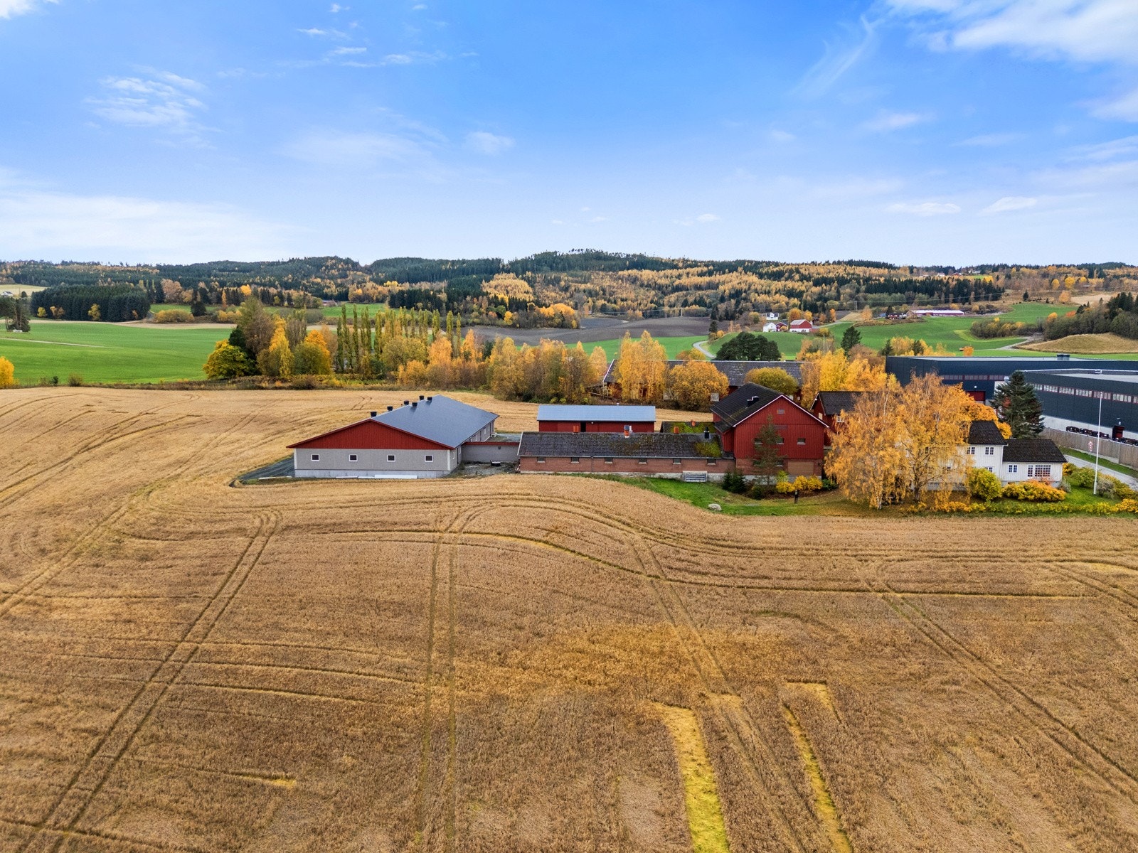 Svært flott eiendom med utmerket beliggenhet på en høyde mellom Levanger og Verdal. Kun minutters kjøring til sentrum begge veier. Galleribilde
