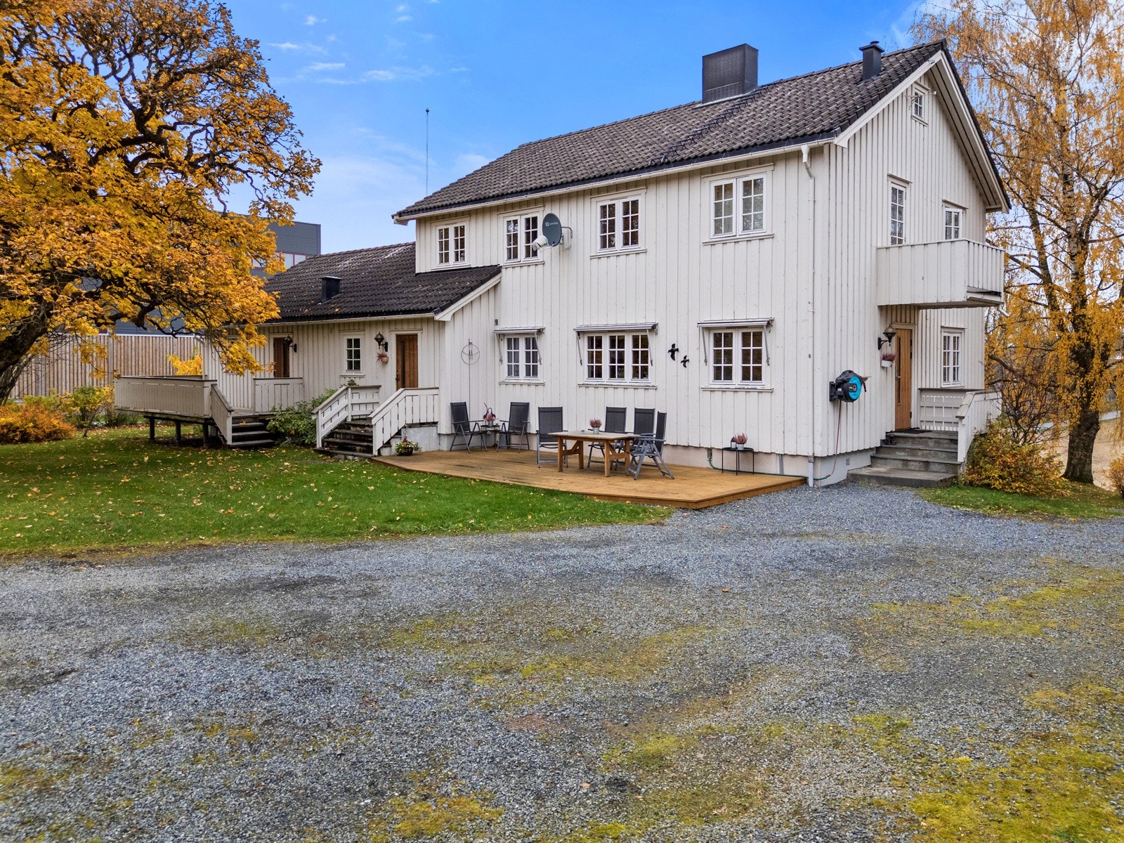 Pent opparbeidet gårdstun med flere uteplasser. Sol fra morgen til kveld på tunet. Galleribilde