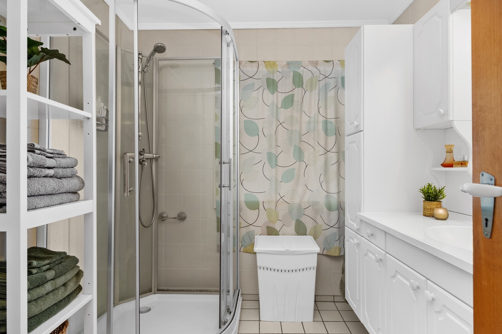 Det er etablert to bad i tillegg til vaskerom og separat toalett i hovedenhet. Galleribilde