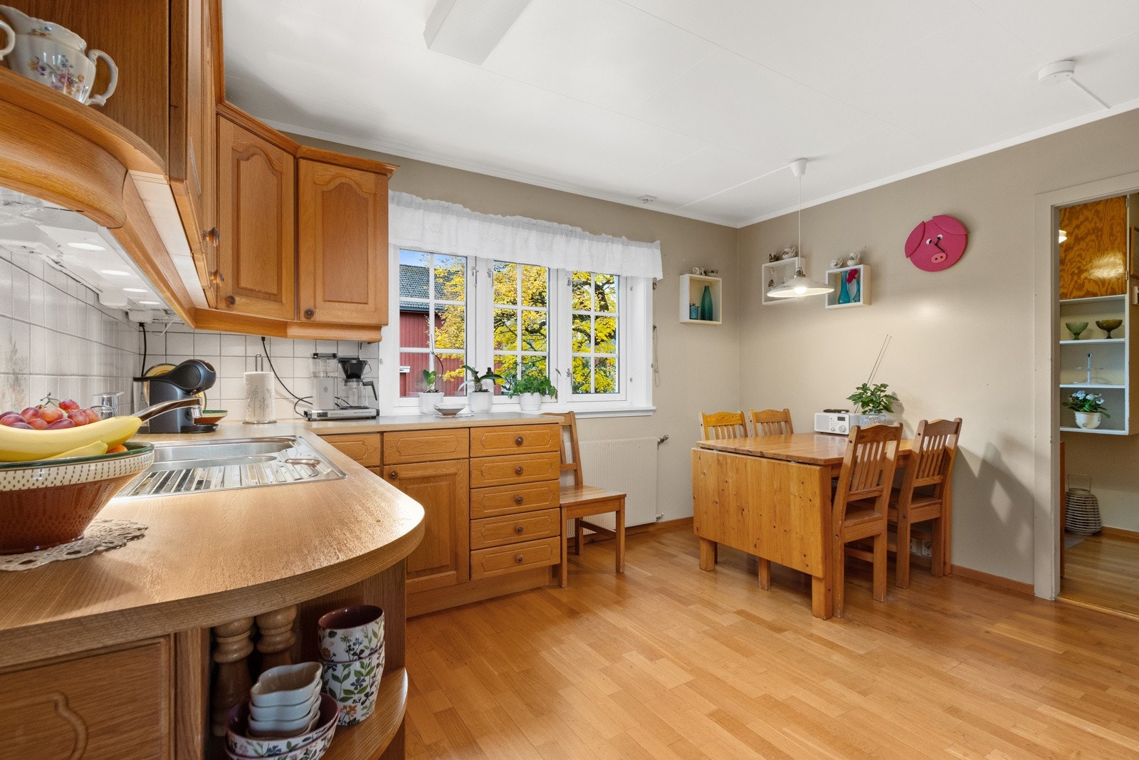 Pent kjøkken med god skap- og benkeplass. Praktisk plass til spisebord. Galleribilde