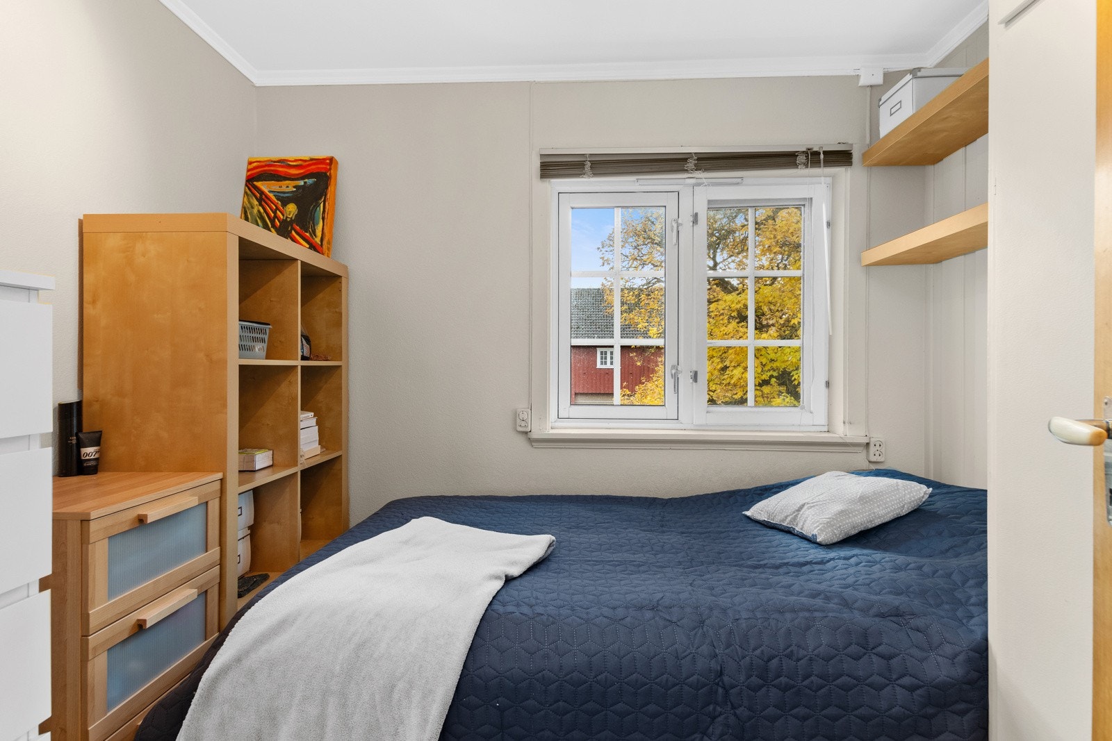 Det er ellers 5 soverom til sammen i hovedbolig, et benyttes i dag til kontor. Galleribilde