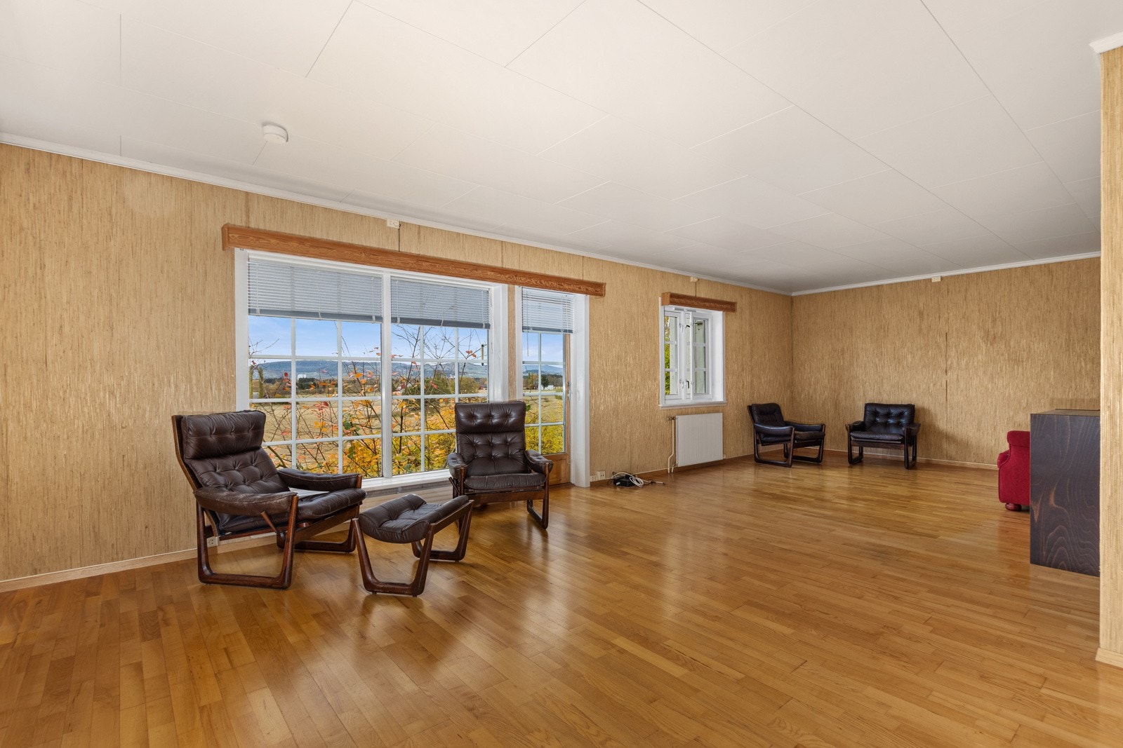 På stue er det tidligere delt av til soverom med stort vindu. Mulig å reetablere om man ønsker soverom på hovedplan. Galleribilde