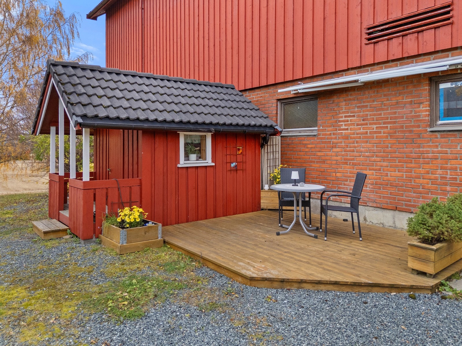 Det er etablert nytt flislagt inngangsparti til fjøs med tilpasset løsning for etablering av dusjsone. Stor kontor/pauserom. Galleribilde