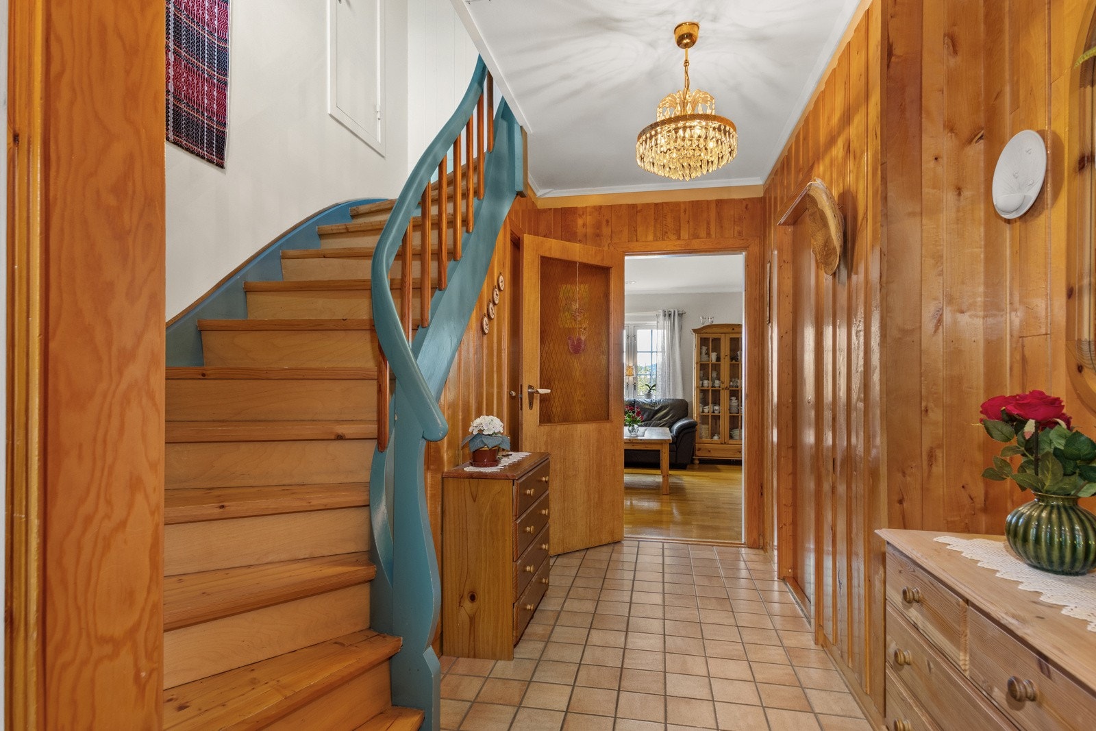 Det er etablert to innganger til hovedenhet, her ser man gang/hall ved hovedinngang. Galleribilde