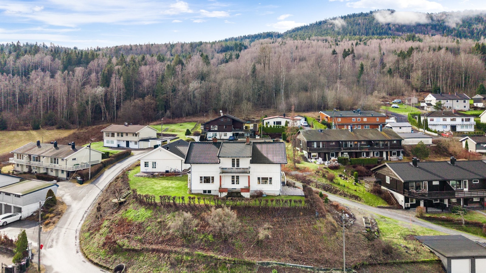 Dette er en innholdsrik og sjarmerende enebolig over tre plan med fin beliggenhet på Pukerud/Gulskogen. Boligen ligger høyt og fint på Pukerudveien med flotte sol- og utsiktsforhold Galleribilde
