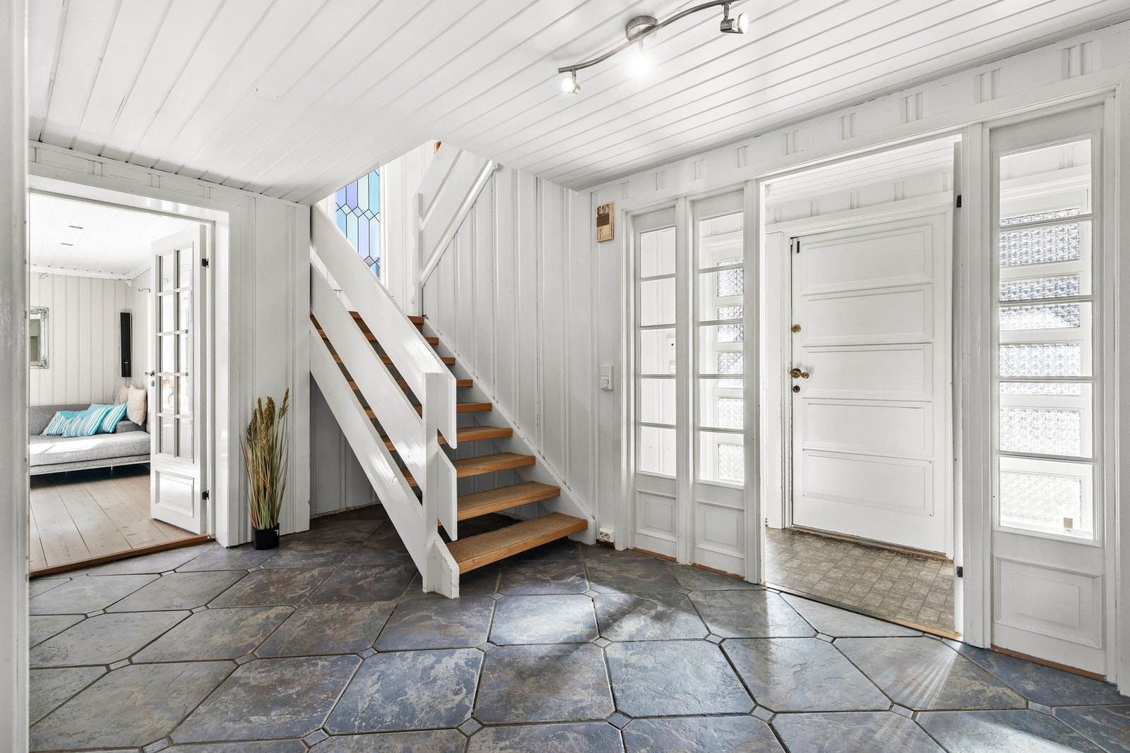 Det er plass til oppbevaringsmøbel i gangen Galleribilde