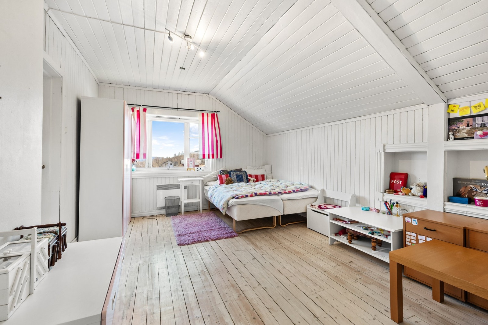 I 2. etasje finner du totalt fire soverom, alle av god størrelse og med plass til seng, nattbord og oppbevaringsmøbler Galleribilde