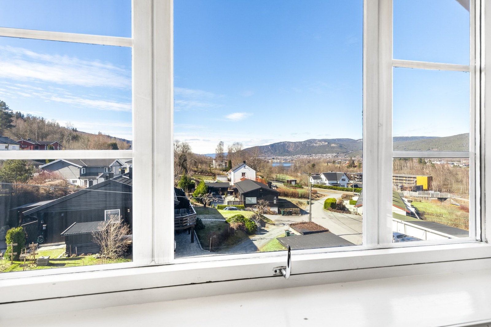 Boligen ligger høyt og fint på Pukerudveien med flotte sol- og utsiktsforhold. Vindu fra soverommet. Galleribilde