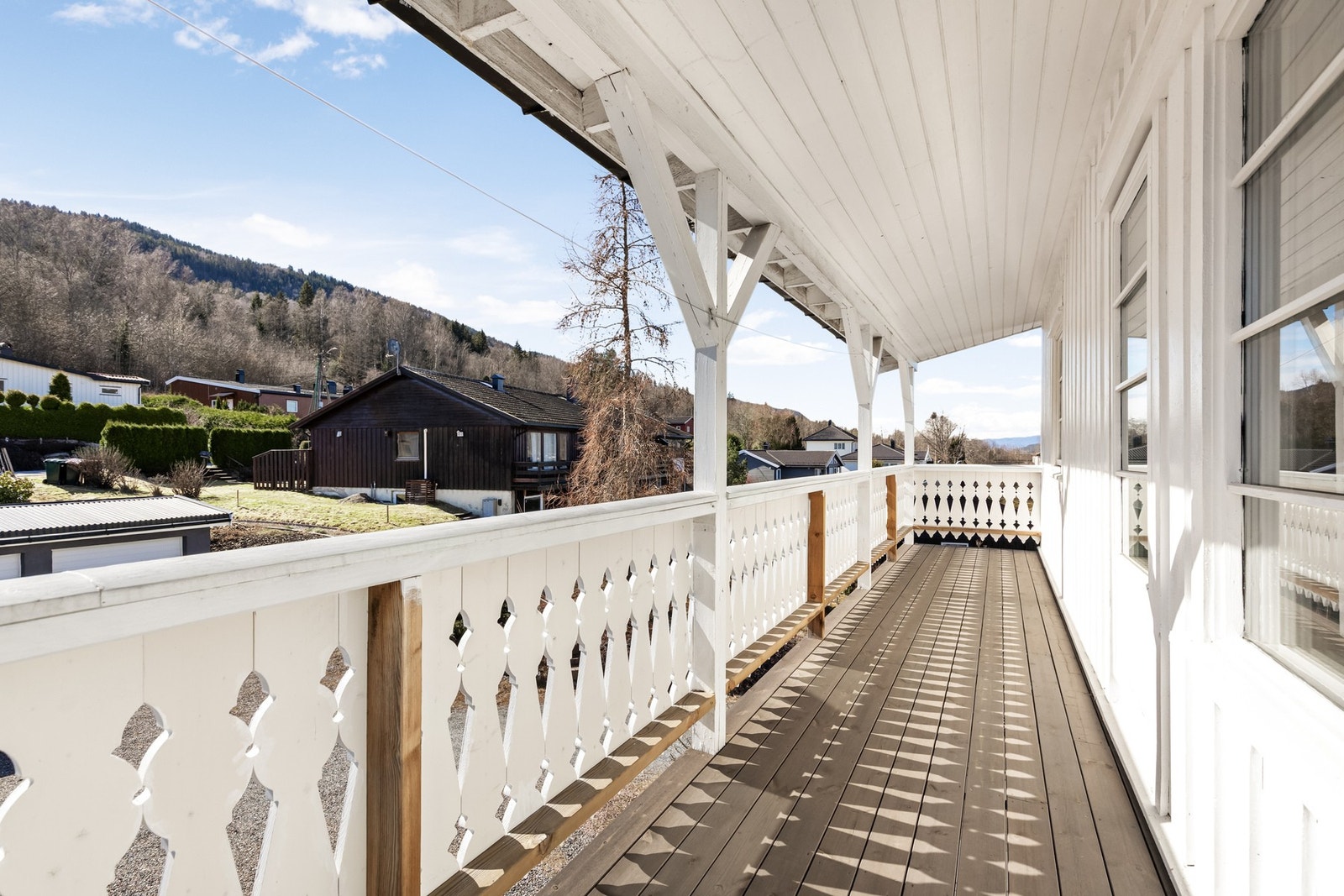Verandaen er overbygget og har gulvoverflater belagt med terrassebord Galleribilde