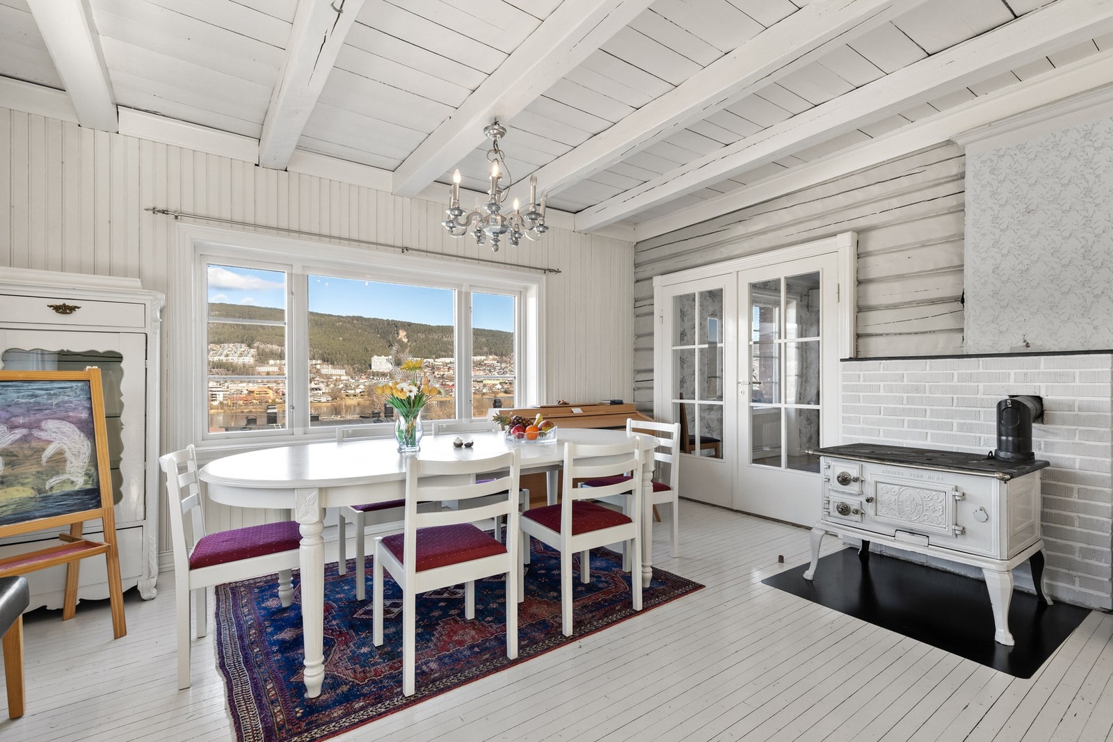 God plass til spisegruppe med fantastisk utsikt mot Åssiden/Landfalløya Galleribilde
