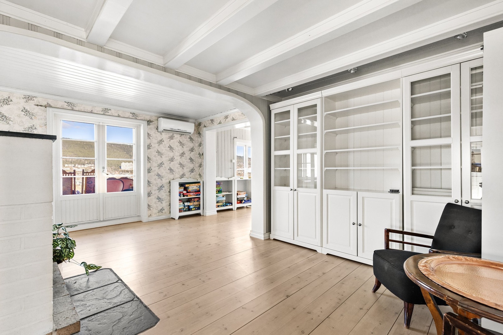 Her er det rikelig med rom for flere møbelgrupper, tilpasset både hverdag og sosiale sammenkomster Galleribilde