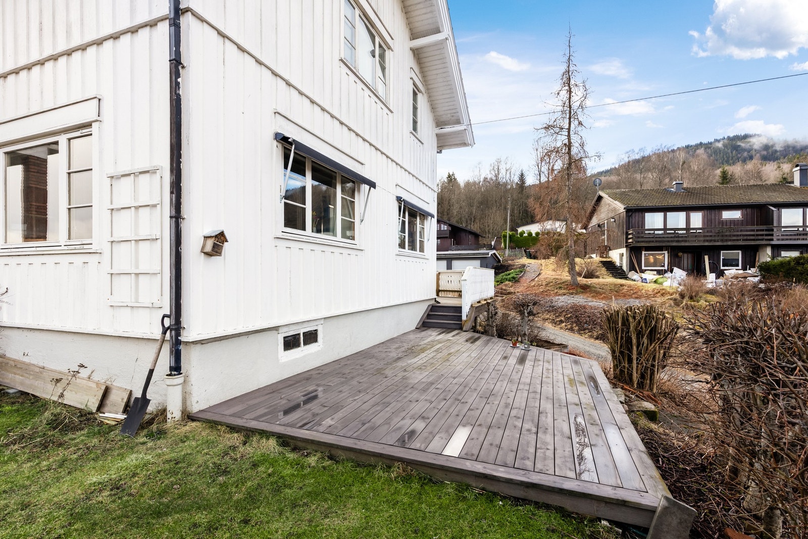 Terrassen er oppført i trekonstruksjoner med rekkverk av tre og gulvoverflater belagt med terrassebord Galleribilde