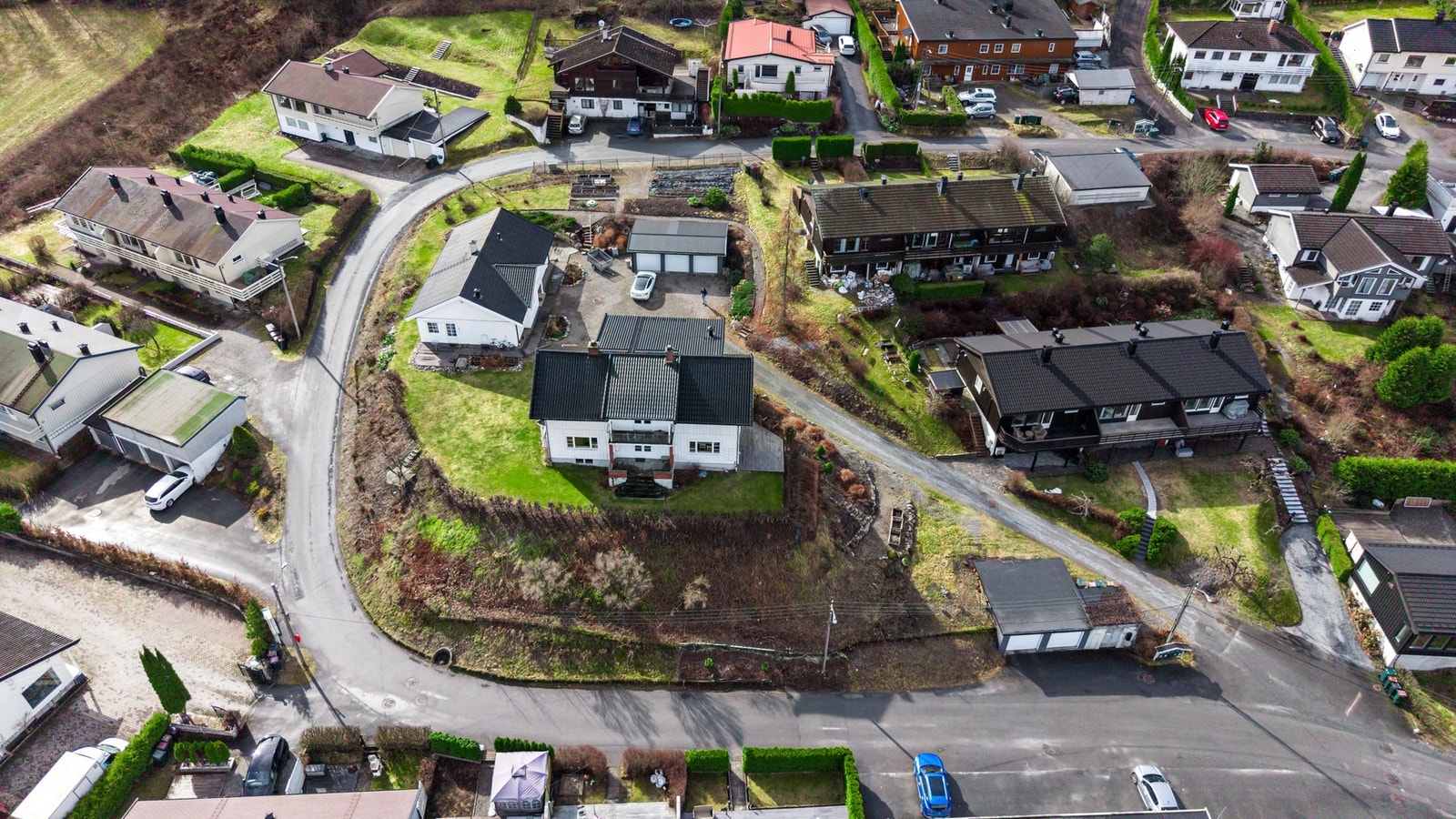 Felles eiet tomt på ca. 2,5 mål, som deles med Pukerudveien 24 Galleribilde