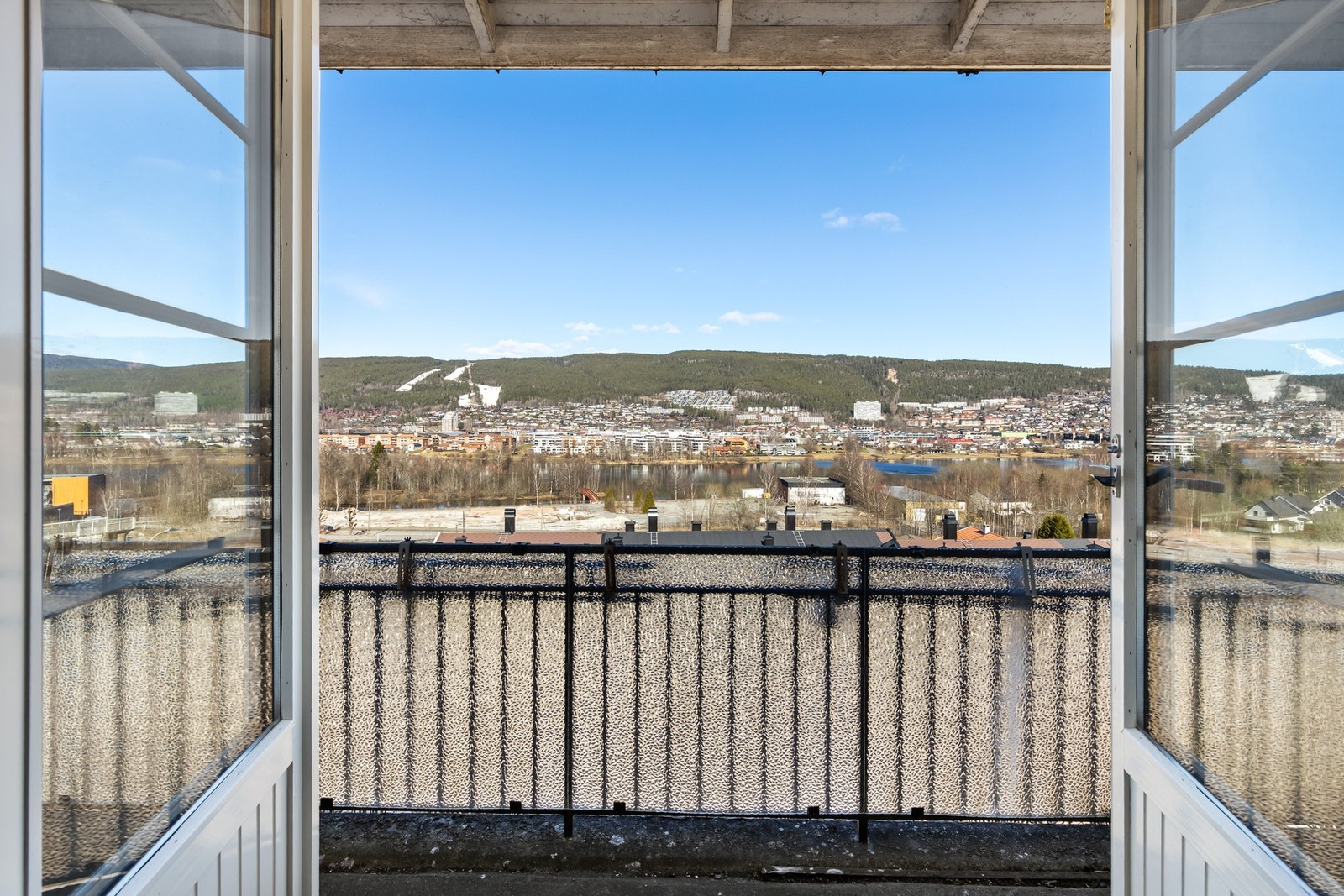 Fra dette soverommet er det utgang til nordvendt veranda på 6 kvm som byr på flott utsikt mot Drammenselva. Galleribilde