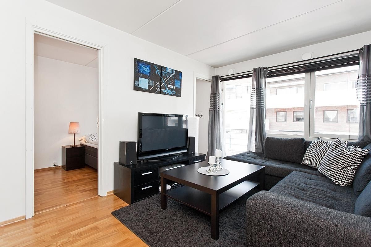 Stue med store vindusflater som slipper inn rikelig med dagslys. Galleribilde