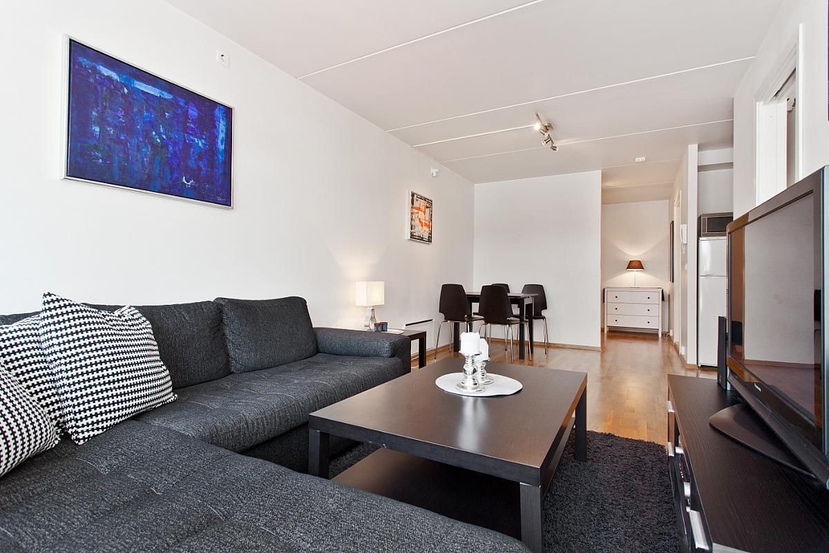 Lys stue med god plass til sittegruppe og spisebord. Galleribilde