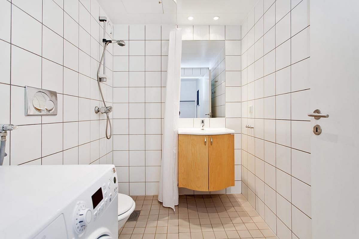 Flislagt bad med dusj og plass/ opplegg til vaskemaskin. Galleribilde