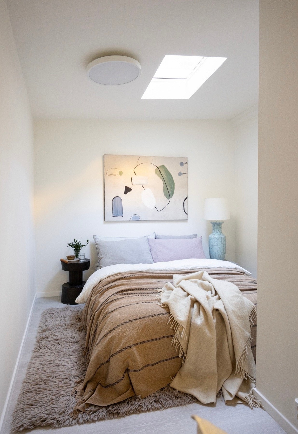 Rommet er i dag malt i en behagelig grønn-tone som skaper et modernepreg. Galleribilde