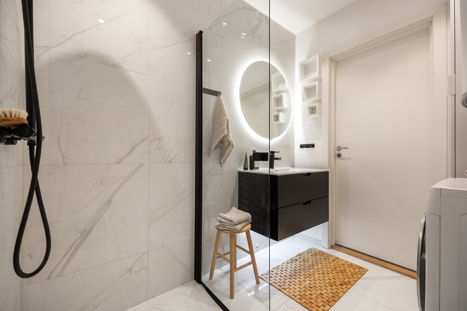 Badet har opplegg for vaskemaskin og mekanisk avtrekk. Galleribilde