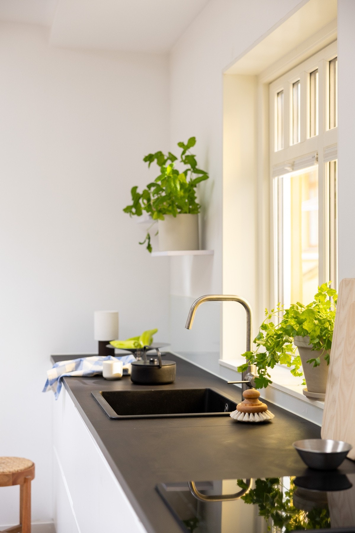 Sosialt og stilrent kjøkken fra 2021 med praktiske løsninger samt godt med benkeplass. Galleribilde