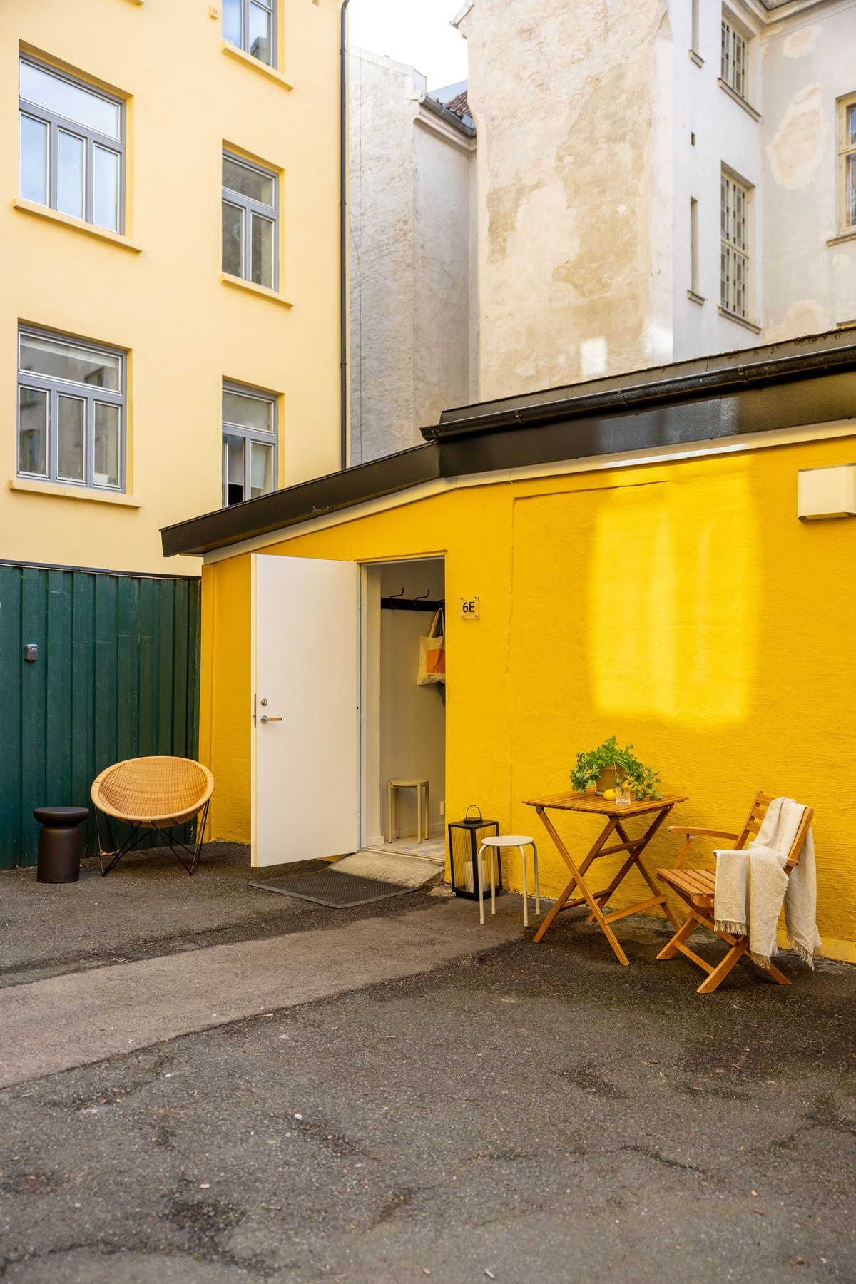 Her bor du usjenert samt enkel mulighet for å benytte seg av felles bakgård. Galleribilde