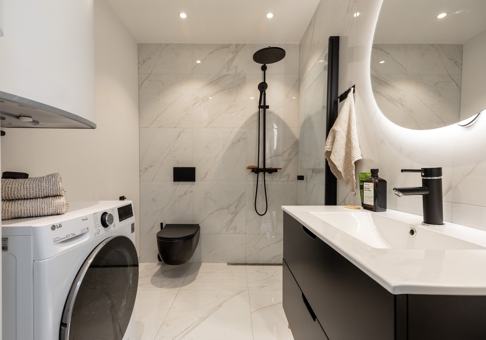 Moderne og lunt baderom fra perioden 2021-2023. Galleribilde