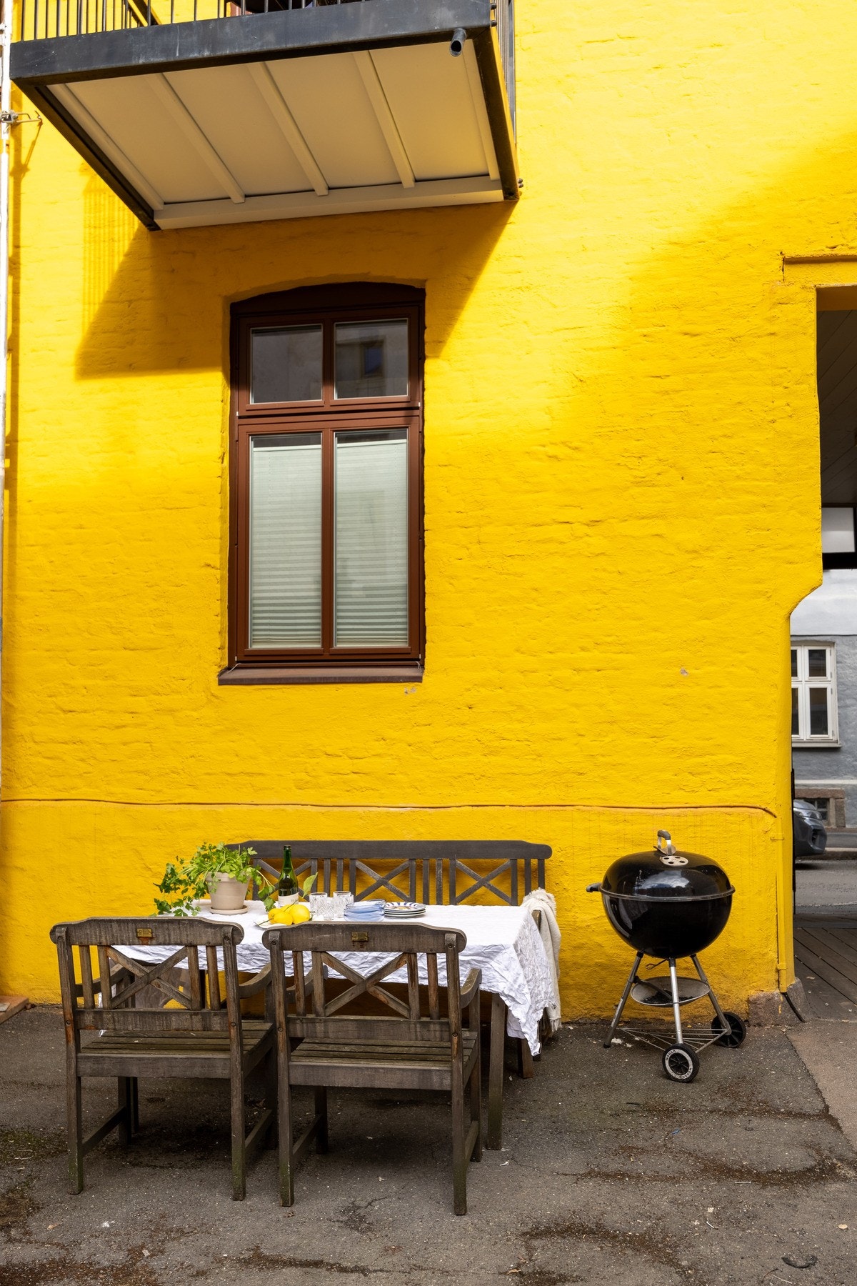 Her er det opparbeidet med hagemøbler, et perfekt uteområde for sommeren. Galleribilde