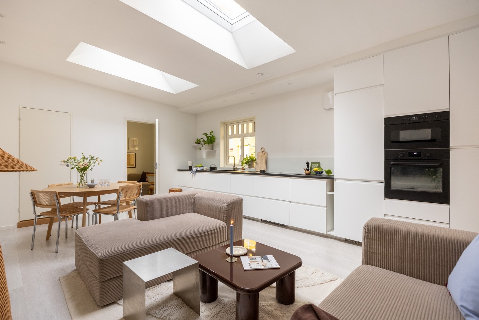 Elektriske takvinduer, installert 2021/2022. Alle innvendige vegger er etterisolert. Galleribilde