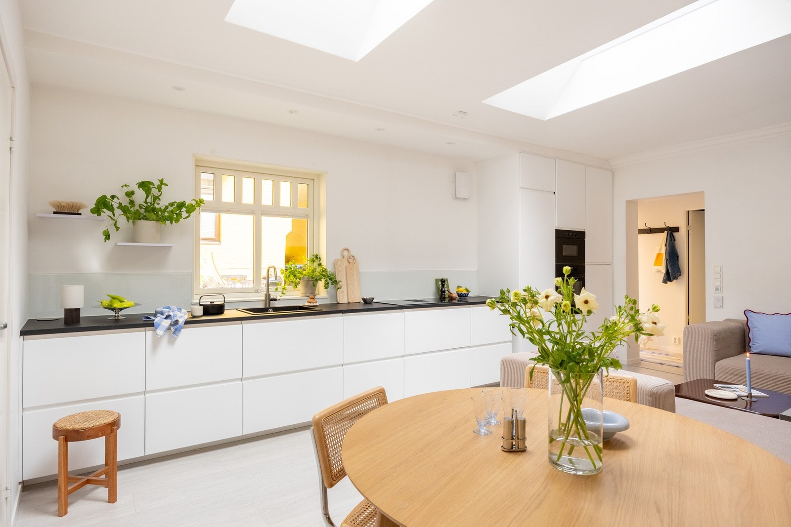 Luftig planløsning med åpen kjøkkenløsning som skaper et naturlig samlingspunkt. Galleribilde